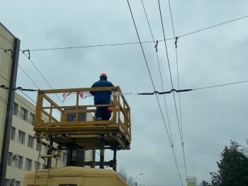 Над дорогой в Керчи вешают флажки