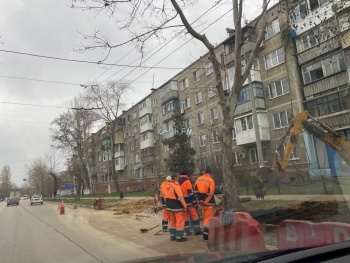 На Горького завершают работы по замене канализационного коллектора