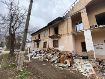 В Керчи начался ремонт в заброшенной двухэтажке по ул.1-й Пятилетки