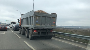 В Керчи на грузовиках забывают накрывать сыпучий груз