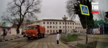 «Чуть по ногам не проехал» - грузовик в Керчи не пропустил пешехода