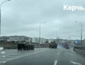 По Керчи вновь проехали военные машины