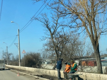 В Керчи убирают тротуар на Горьковском мосту