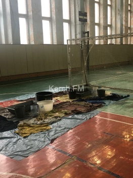 Керчане просят отремонтировать крышу во дворце спорта «Судостроитель»