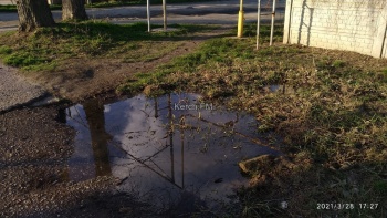 Новости » Общество: Керчане пожаловались сразу на два порыва в районе Войкова