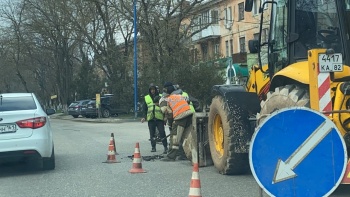 Водители, внимание: на Кирова и Самойленко дорожники вырезали ямы