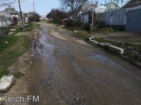 Новости » Общество: Жители Капкан полгода терпят канализационную реку