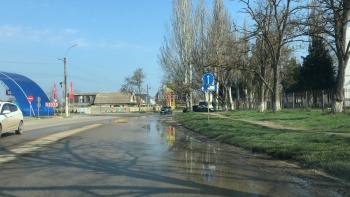 Новости » Коммуналка: Несколько дорог в Аршинцево заливает чистая вода