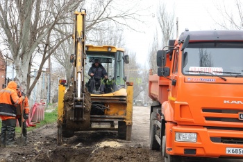 Новости » Коммуналка: Водоканал в выходные меняет на Комарова канализацию керчанам
