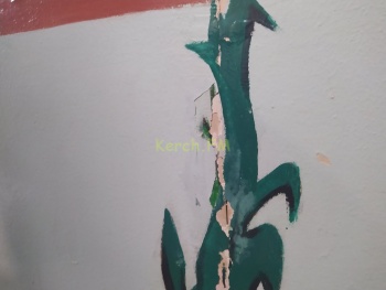 Новости » Общество: Рваные кушетки на скотче, висячая проводка, антилифт, дырка в потолке: поликлиника в Керчи