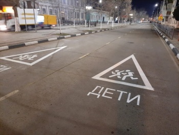 Новости » Общество: Разметку на дорогах в Керчи наносят по ночам