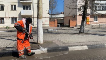 Новости » Общество: В Керчи моют бордюры на Пирогова