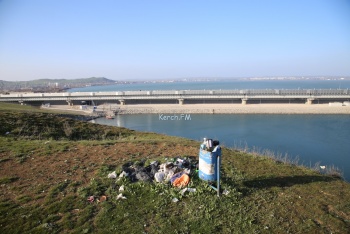 Смотровая площадка с видом на Крымский мост усыпана мусором