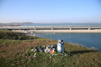 Новости » Общество: Смотровая площадка с видом на Крымский мост усыпана мусором