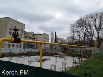 Вместо сквера — забор: в Керчи до сих пор пустует стройка на ул.Советская