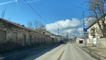 Обшарпанные и разрушенные фасады встречают приезжающих в Керчь