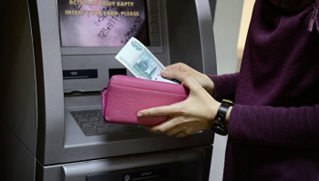В Крыму хотят установить минимальную зарплату сотрудников