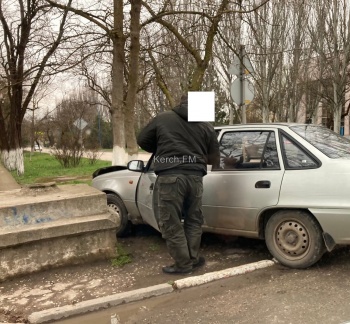 Днем в Аршинцево «Дэо» врезалась в бетонную конструкцию