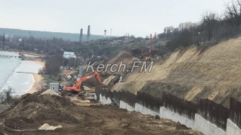 Работы не прекращаются: в Керчи продолжают строить подпорную стену вдоль берега