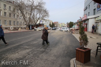 В центре Керчи заасфальтировали участок у главпочтамта