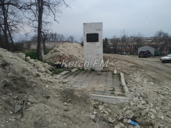 В праздник памятник на ул. Олега Кошевого стоит среди куч земли и мусора