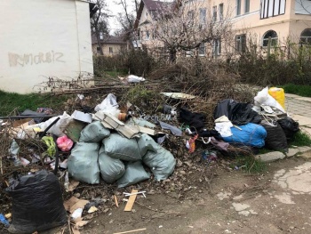 Новости » Общество: На Парковой уже месяц не вывозят мусор, - керчане