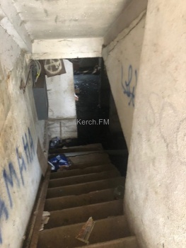Новости » Общество: Канализация снова затопила подвал жилого дома в Керчи