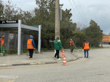 Новости » Общество: В Керчи коммунальщики убирают обочины дорог