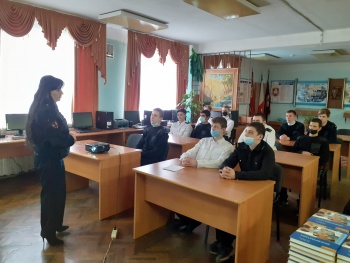 Новости » Общество: Сотрудники ГИБДД прочитали лекцию студентам керченского колледжа о дорожной безопасности
