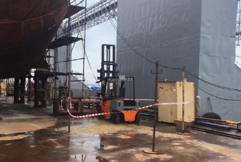 Новости » Общество: В Керчи на судостроительном заводе рабочему переломало ноги