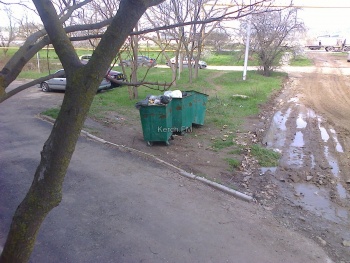 Новости » Общество: Баки с мусором из реконструируемого двора по Индустриальному переставили к соседям