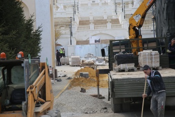 Новости » Общество: К началу мая обещают завершить реконструкцию территории у Митридатских лестниц в Керчи