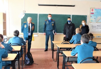 Новости » Общество: «Урок Мужества» с учениками кадетского класса провели в Керчи