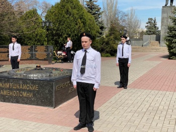 Новости » Общество: Керченские школьники продолжают стоять у Вечного огня в Почетном карауле