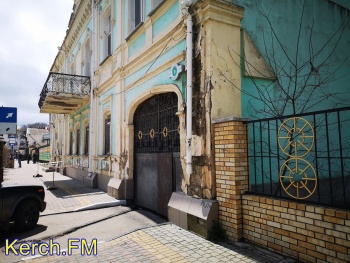 Новости » Общество: Фасад керченского кожвендиспансера продолжает принимать все болезни на себя