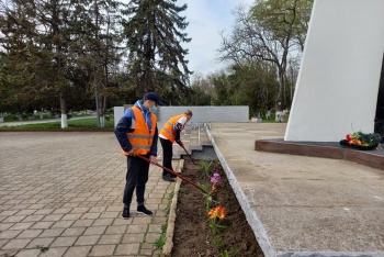 Новости » Общество: Осужденные керченской колонии поселения навели порядок в Сквере Лётчиков