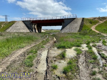 Новости » Общество: Русло реки Катерлез в Керчи почти высохло