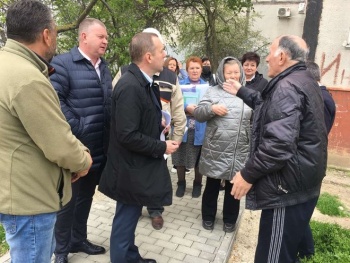 Новости » Общество: Бахарев приехал на встречу с керчанами с Индустриального. 27