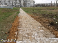 Новости » Общество: В Керчи отремонтировали кусок пешеходной дорожки ведущий в 23 школу