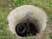 Новости » Общество: Подушка безопасности из шин: коллектор в Керчи закидали мусором