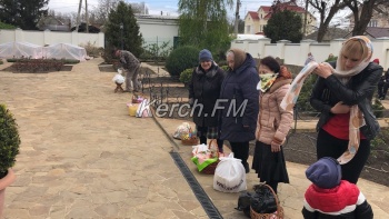 Новости » Общество: В Керчи начали освящать пасхальные куличи