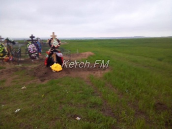 На закрытом кладбище в Аджимушкае продолжают хоронить почти в поле