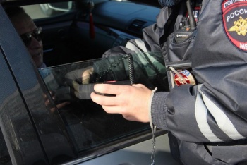 Почти две тысячи водителей заставили снять тонировку на авто в Крыму