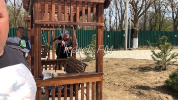 Новые качели вместе с детьми рухнули в Комсомольском парке