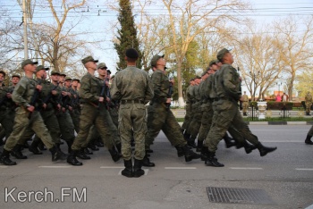 Новости » Общество: Первая репетиция парада прошла в Керчи (фото, видео)