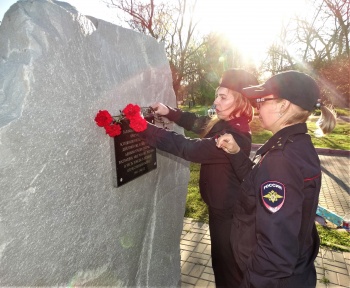 Новости » Общество: В Керчи сотрудники полиции почтили память павших в ВОВ