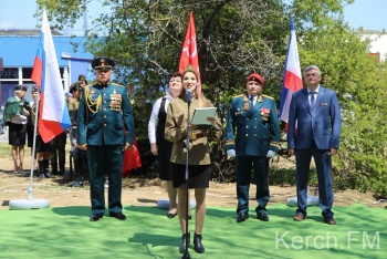 Новости » Общество: Парад и концерт прошел еще для одного ветерана в Керчи