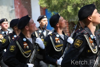 Новости » Общество: Вчера парадные расчеты прошли под окнами четырех ветеранов в Керчи