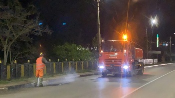 Новости » Общество: По ночам в Керчи моют дороги