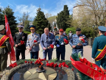 Новости » Общество: В Керчи возложили цветы в сквере Славы
